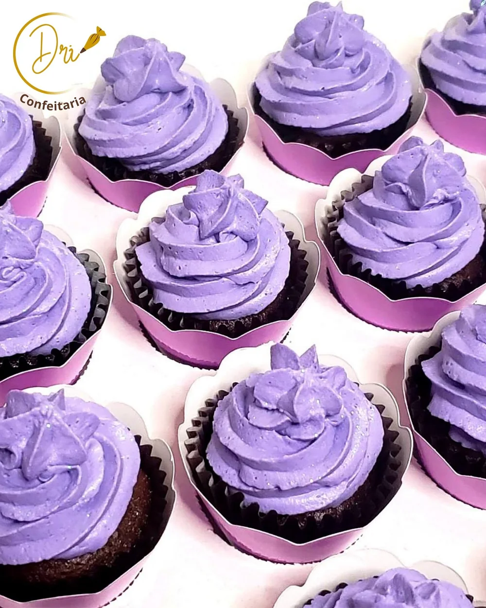Cupcakes roxos decorados da Dri Cakes